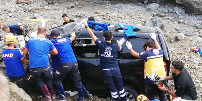 Afet bölgesine gelen Bakanlık görevlileri uçuruma uçtu
