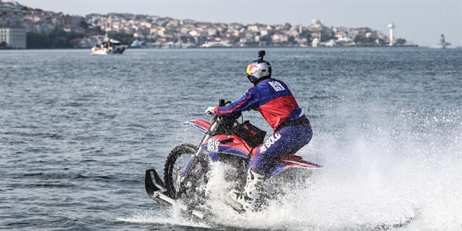 Denizin üzerinden motosikletle geçti: Avrupa'dan Asya'ya 1.5 dakikada ulaştı