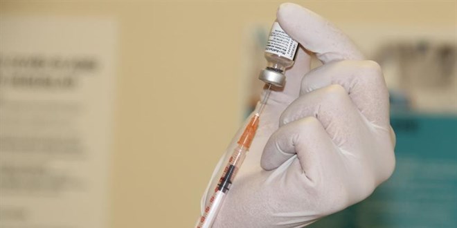 Doktor 4. doz aşıyı oldu, 12 yaşındaki oğlunu da aşıladı