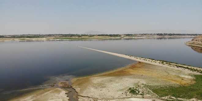 Suyun çekilmesiyle ortaya çıkan demir yolu, barajı ikiye ayırdı