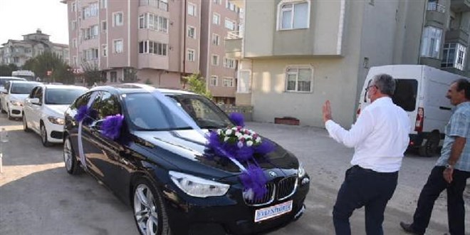 Belediye başkanı düğün konvoyunun önünü kesip bahşiş aldı