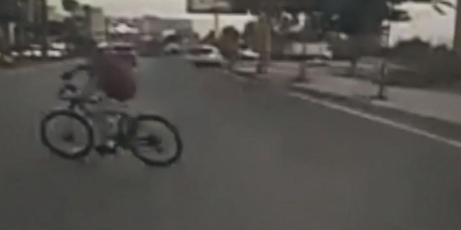 Köpeklerin kovaladığı çocuk otomobilin çarpması sonucu hayatını kaybetti