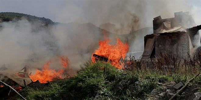 Mahallede korkutan yangın: 6 ev alevlere teslim
