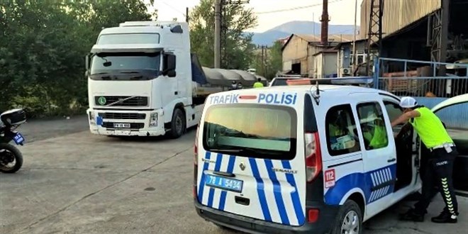 Kaçtığı polislerin üzerine önce tırı sürdü, sonra mukavemet gösterdi