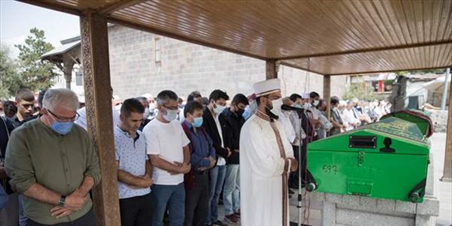 3'üncü kattan düşerek vefat eden emekli öğretmen defnedildi