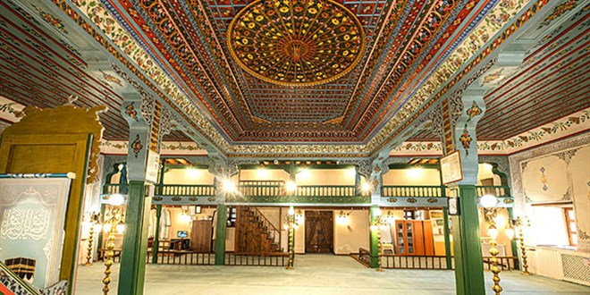 Ahşabın sanata dönüştüğü 126 yıllık cami ilgi görüyor