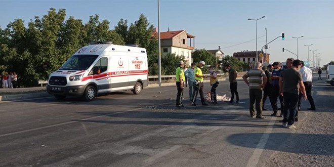 Ticari aracın çarptığı emekli doktor hayatını kaybetti