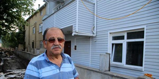 Emekli gemi kaptan�, selde yar�s� su alt�nda kalan evdeki fel�li e�ini kurtard�