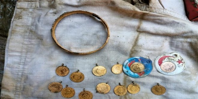 Bozkurt'ta jandarman�n bal��k i�inde buldu�u alt�n ve para sahibine ula�t�r�ld�