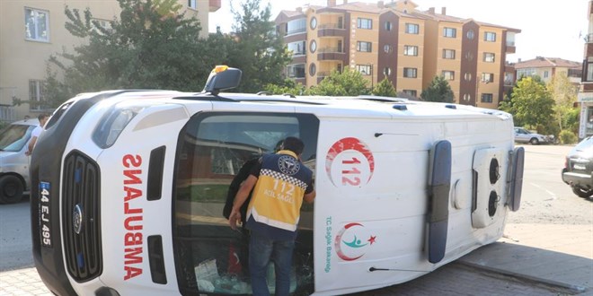 Otomobil ile çarpışan ambulans yan yattı: 4 sağlık çalışanı yaralı