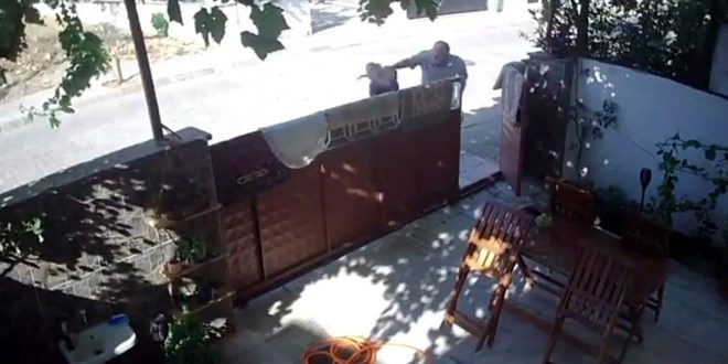 Kom�usu kad�n� defalarca yumruklad�, hi�bir �ey olmam�� gibi �ekip gitti