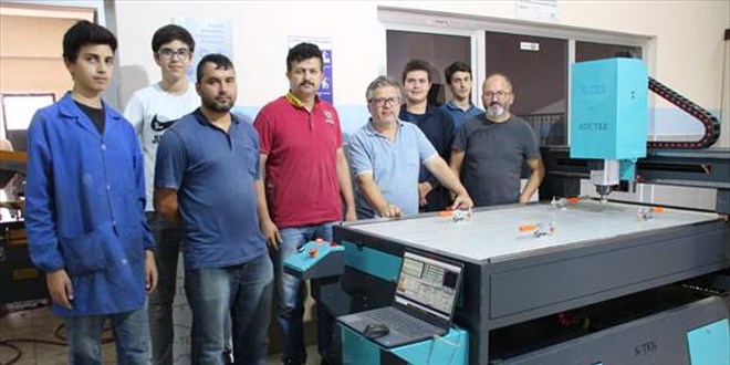 Meslek lisesi öğrencileri okullarında CNC makinesi üretti