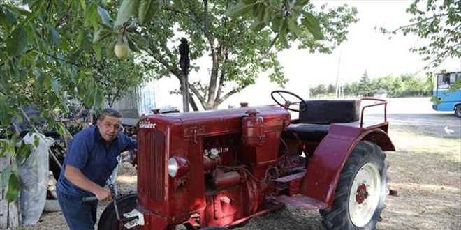 Çiftçi baba yadigarı 70 yıllık traktörüne gözü gibi bakıyor