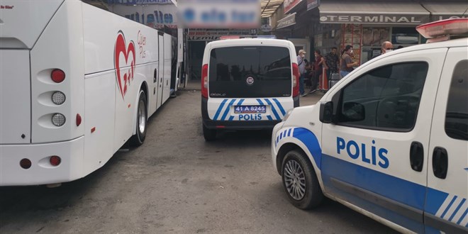 Otobüs ile ekip aracı arasında sıkışan polis memuru yaralandı