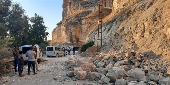 Birecik-Halfeti yolu heyelan nedeniyle trafie kapand