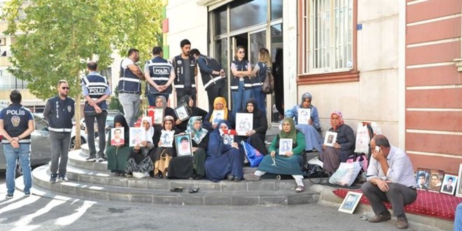 Sendika, Diyarbakır annelerini ziyaret eden öğretmenleri ihraç etti