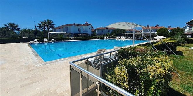 �zmir'de site y�netiminden ba��rt�l� kad�na yasak