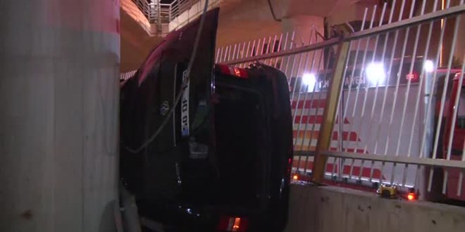 �zmir'de hafif ticari ara� viyad�kten demir yoluna d��t�: 1 �l�, 5 yaral�