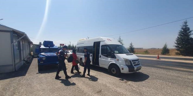 Karantina ihlali yapan otobüsteki kadın yolcu sağlık ekiplerine teslim edildi