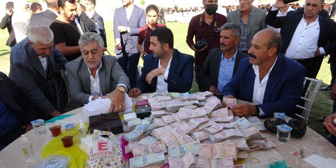 Böyle düğün görülmedi! Damada milyonlar, geline kilolarca altın takıldı