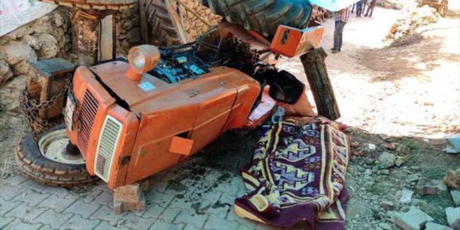 Devrilen traktörün altında kalan şehit babası hayatını kaybetti
