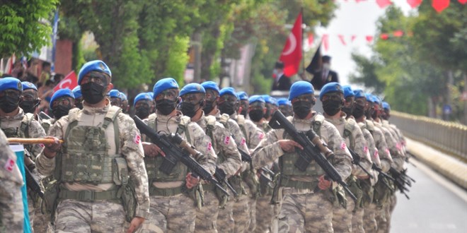 Mehmetçikten göz dolduran geçit töreni