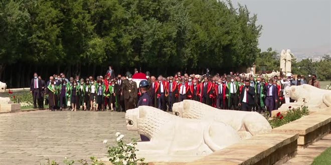 Yargıtay üyeleri, yeni adli yılın açılışı dolayısıyla Anıtkabir'i ziyaret etti