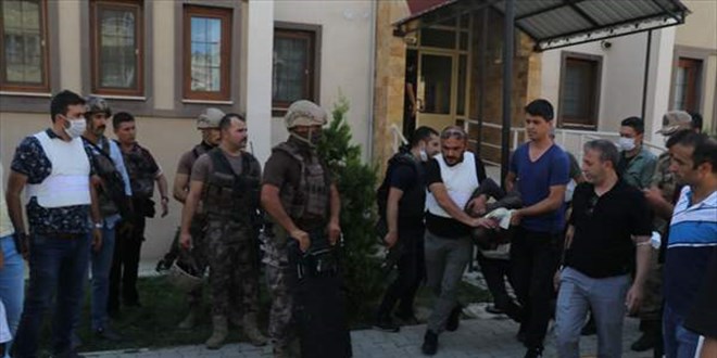 İki kişiyi öldüren şüpheliyi balkondan giren özel harekat polisleri yakaladı