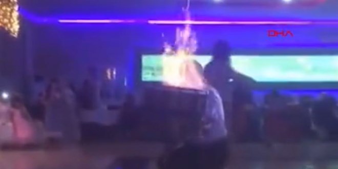 Alevli şov yapan davulcu yandı