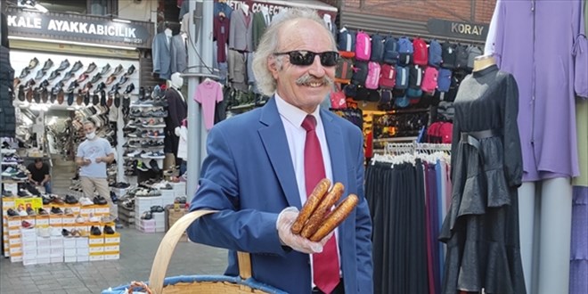 Kravatlı simitçi, takım elbisesinden yaz sıcağında da vazgeçmiyor