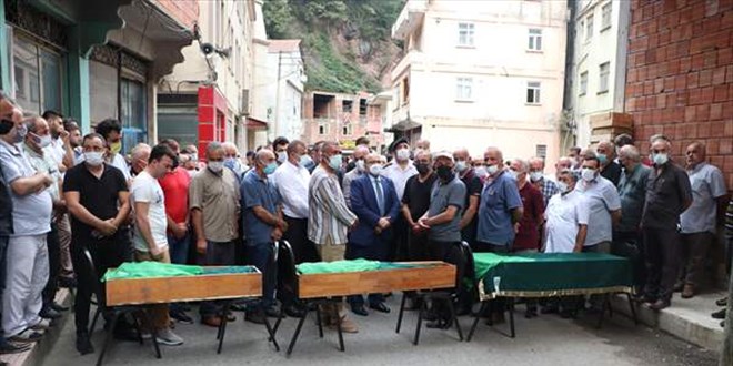 Müezzin babalarının öldürdüğü 3 kız çocuğu son yolculuklarına uğurlandı