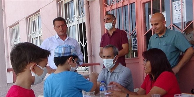 Veliler öğretmenleri paylaşamayınca okul idaresi kura çekti