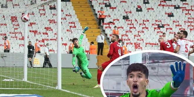 Türkiye - Karadağ maçına damga vuran an! Altay Bayındır 4 kişi diye bağırdı ama