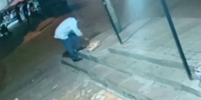 Yaşlı adamın emekli maaşını ekmek poşeti ile çaldı