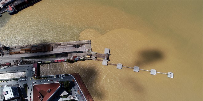 Zonguldak'ta yağış sonrası deniz çamur rengine döndü