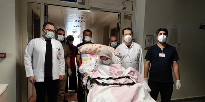 Koronavirüsü yenen 108 yaşındaki kadın taburcu edildi
