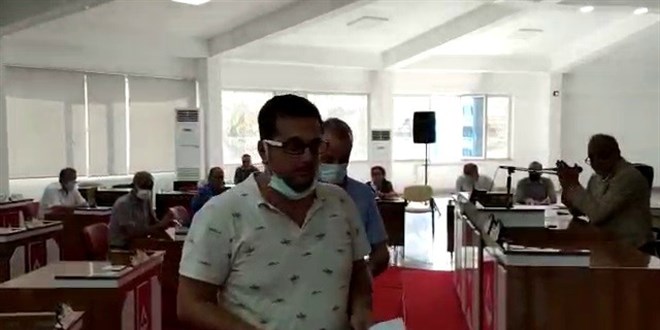 AK Partili meclis üyeleri başkana tepki gösterip salonu terk etti