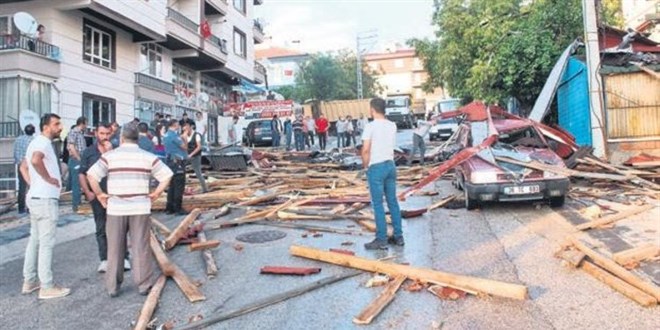 Başkent'te çatılar uçtu, ev ve işyerlerini su bastı