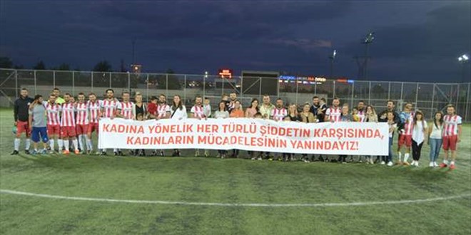 Kadına yönelik şiddete dikkati çekmek için sahaya eşleriyle çıktılar