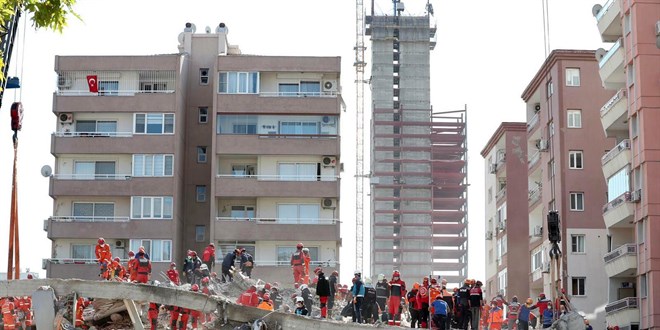36 kiiye mezar olan Rza Bey Apartman davasnda depremzedeler fenalat, duruma ertelendi