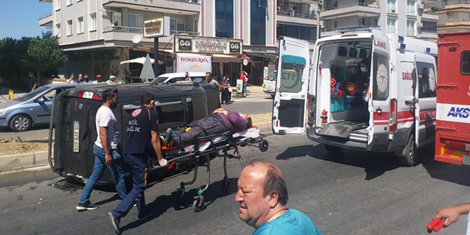 Rakıyı su sanıp kazazedelerin başına döktü