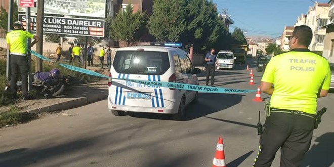 Konya'da hafif ticari aracn arpt motosikletli kurye hayatn kaybetti