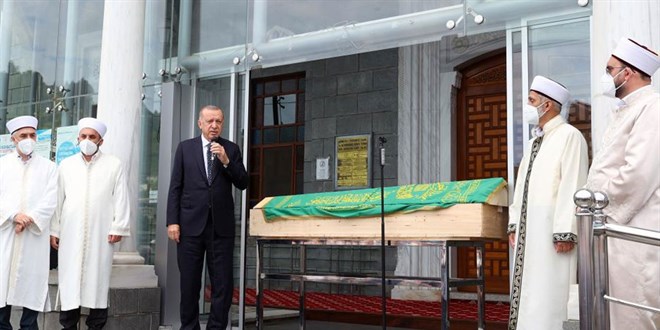 Erdoğan Güneysu'da eski imam Osman Yılmaz'ın cenaze namazına katıldı