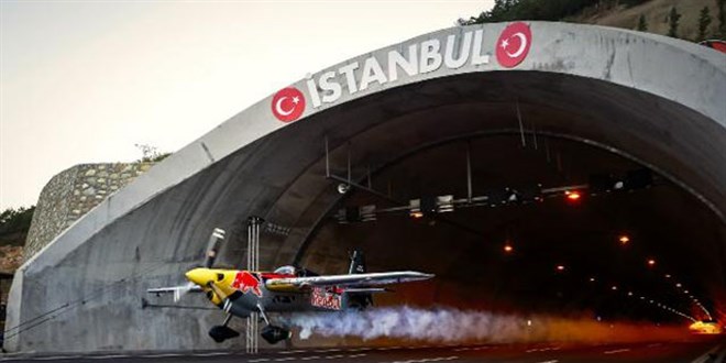 Tünellerin içinden uçakla geçti, Rekorlar Kitabı'na girdi