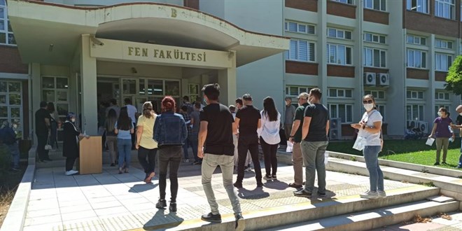 Açıköğretim öğrencileri aylar sonra yüz yüze sınava girdi