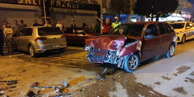 Polisin 'dur' ihtar�na uymad�, �arpt��� ki�iyi de yaralad�