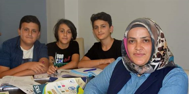 Üç çocuk annesi, 20 yıl sonra üniversiteyi kazandı