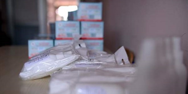 Öğretmenler, meslektaşlarının ürettiği maske ve dezenfektanla ders başı yapacak