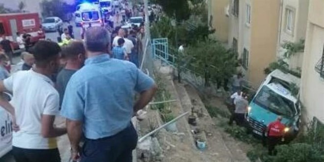 Düğüne giden minibüs apartman bahçesine düştü: 20 yaralı