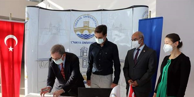 Tıp fakültesini kazandı, annesiyle babasının öğrencisi oldu